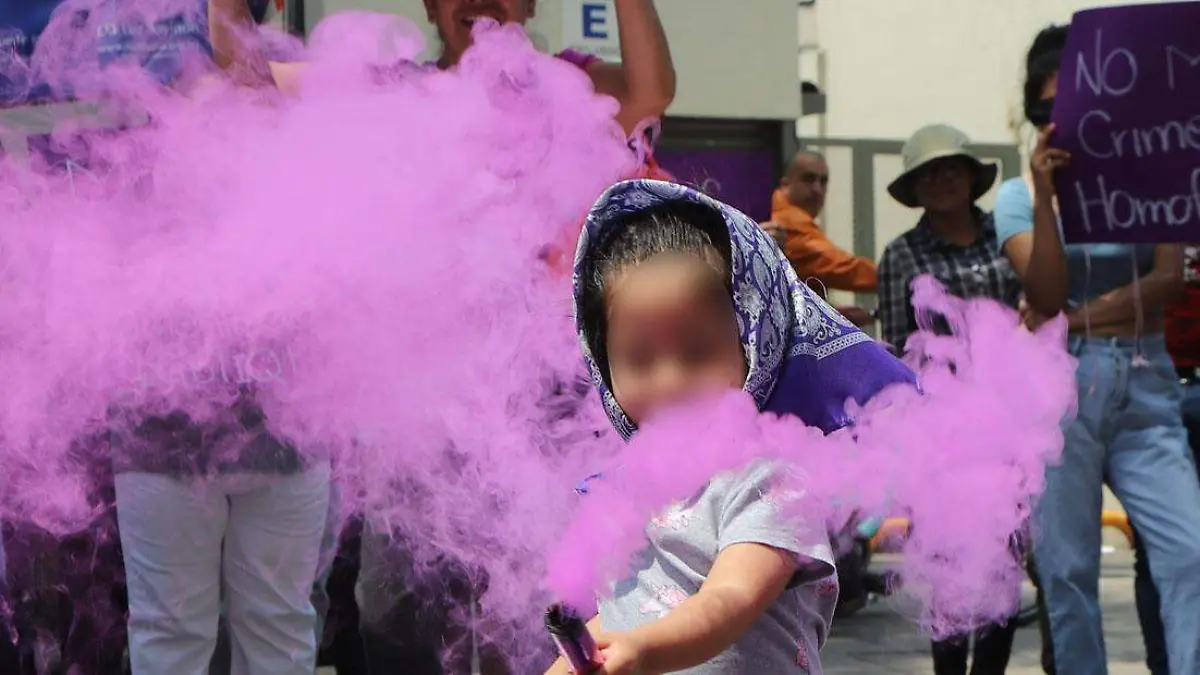 niña en protesta contra feminicidios en México